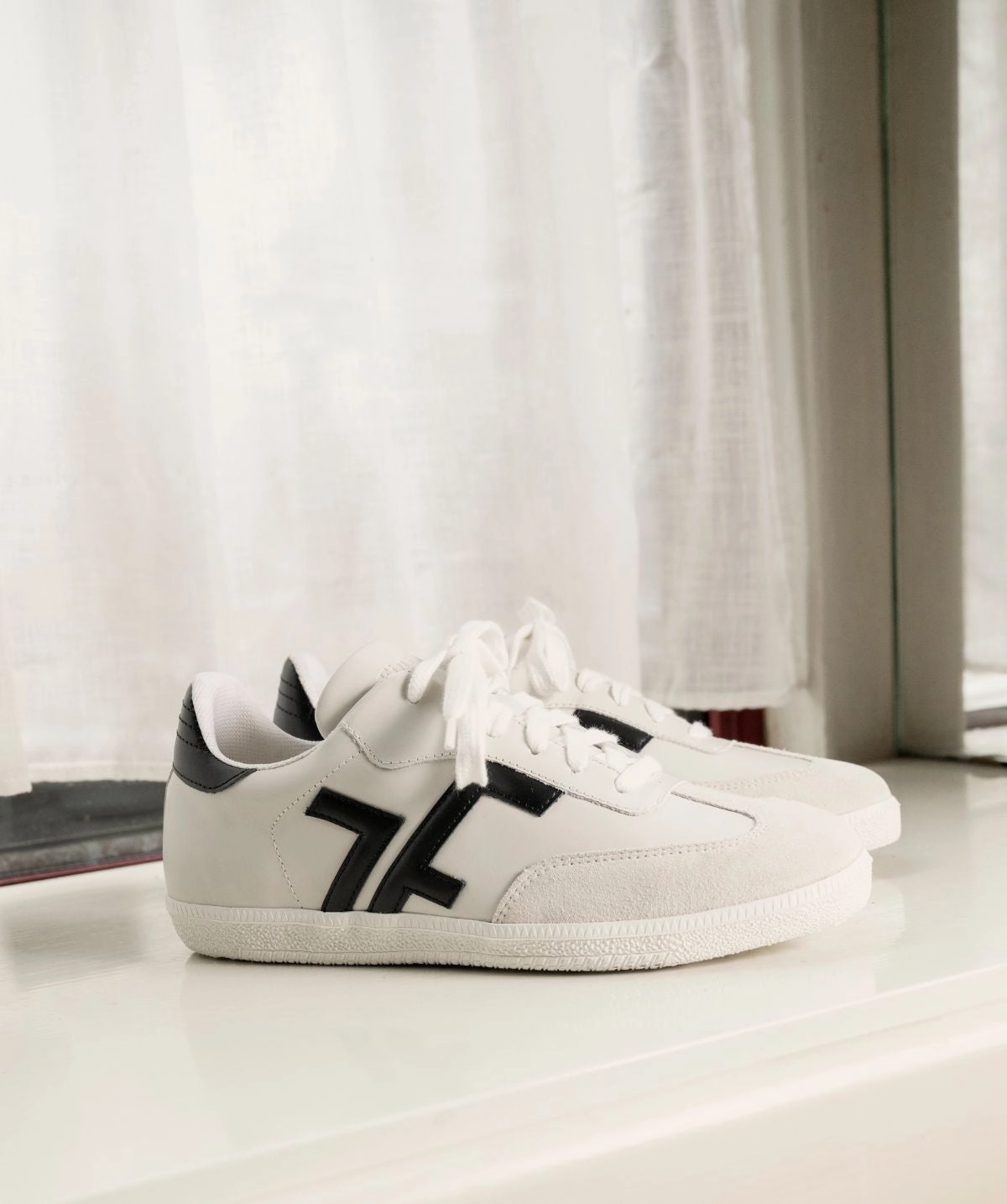 Sneakers MATHILDE Crme et Noir Sneakers By Kanye West