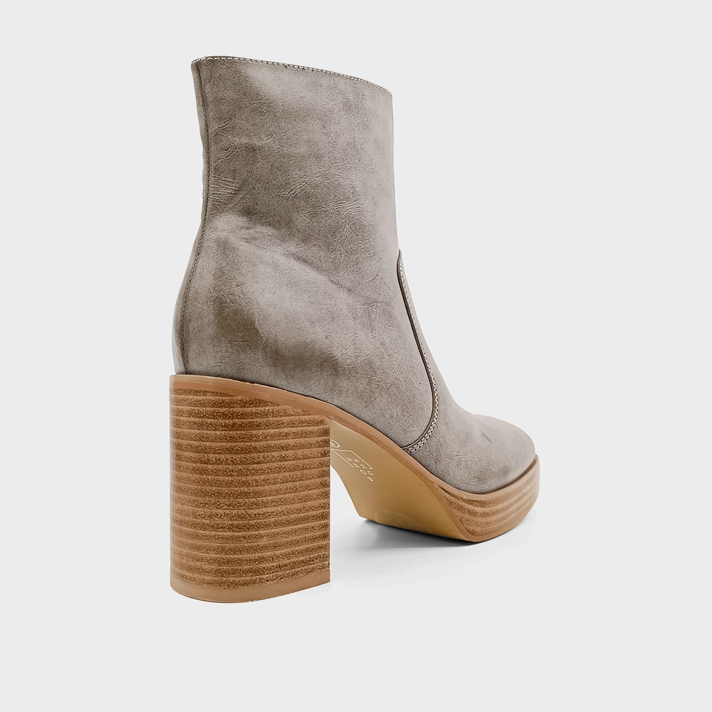 VERNITA Valentino Roman Stud Chelsea Boots