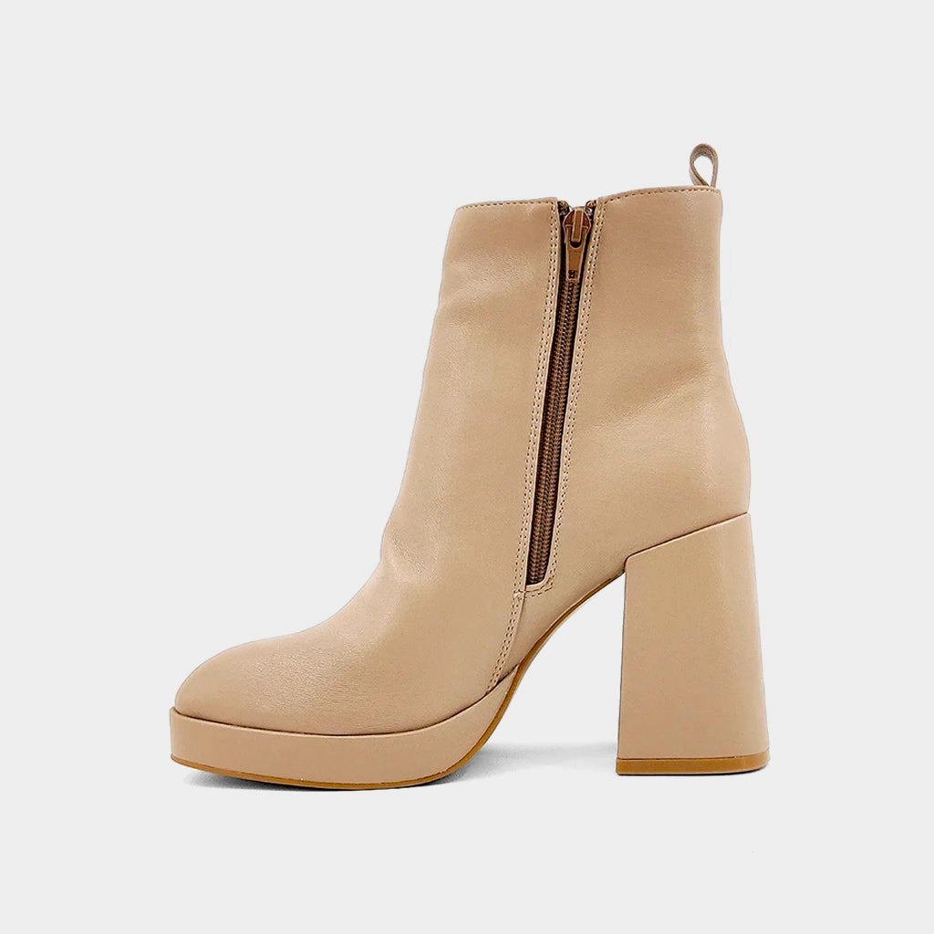 Chelsea Boots And Wide Leg Pants WADI